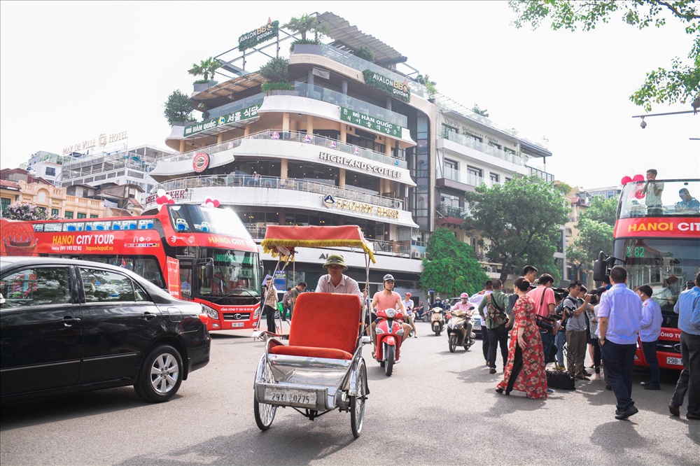 Điểm xuất phát tại khu vực Quảng trường Đông Kinh Nghĩa Thục (Hồ Hoàn Kiếm). Người dân sẽ được tham quan 30 điểm du lịch tại Hà Nội. Hành khách có thể bắt xe ở bất cứ điểm nào tại 13 điểm nói trên.