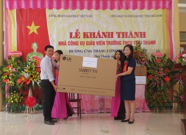Phó Chủ tịch CĐ Giáo dục VN Nguyễn Thị Bích Hợp trao tivi của CĐ Giáo dục VN tặng cho Trường THCS Thái Thành. Ảnh: Xuân Trường