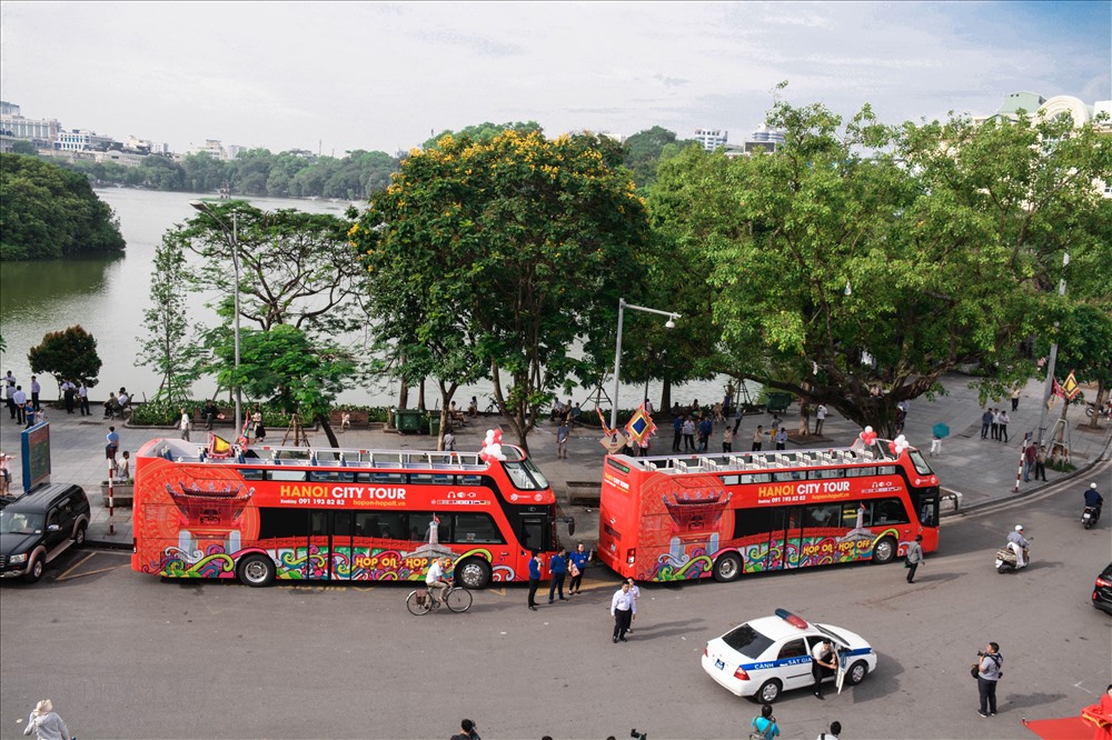 Sáng 30.5, những chiếc bus mui trần chính thức lăn bánh tại Hà Nội phục vụ khách du lịch.