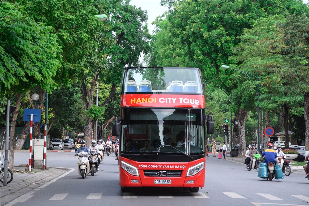 Với nhiều cải tiến hiện đại, ông Nguyễn Thế Hùng, Phó chủ tịch UBND Hà Nội, cho biết bus mui trần 2 tầng đóng vai trò quan trọng trong mục tiêu phát triển giao thông công cộng tại Hà Nội.