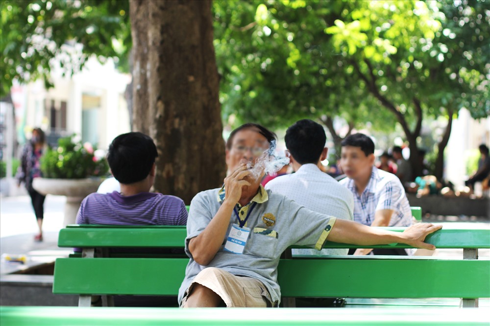 Phóng viên Lao Động cũng ghi nhận được tình trạng hút thuốc lá tại khuôn viên các bệnh viện, như Bạch Mai, bệnh viện nhi TW... Dù biển cấm được đặt tại nhiều nơi, nhưng nhiều người vẫn cố “lách luật“.
