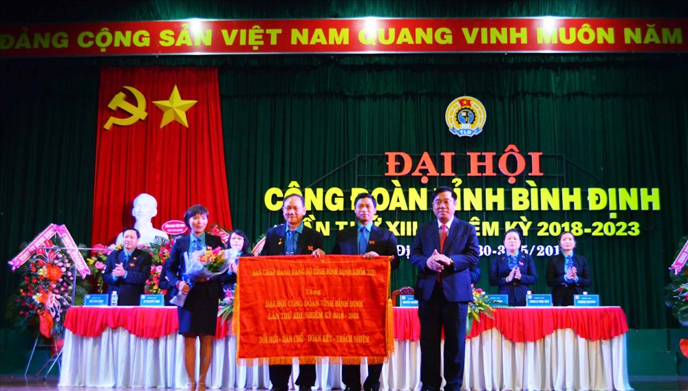 Bí thư Tỉnh ủy Bình Định Nguyễn Thanh Tùng tặng bức trướng cho Đại hội 