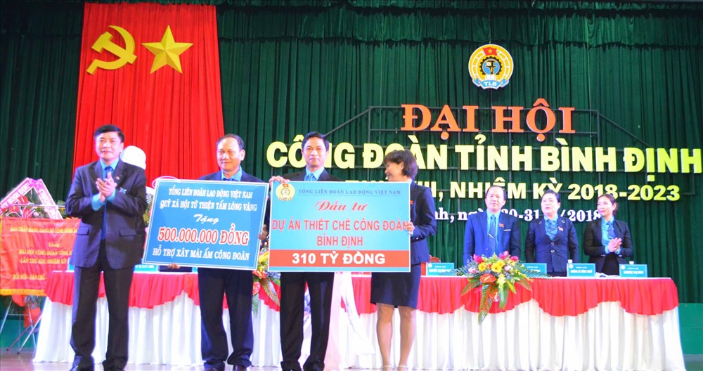 Chủ tịch Bùi Văn Cường trao biểu trưng đầu tư xây dựng thiết chế CĐ và tiền hỗ trợ xây “Mái ấm CĐ” từ Quỹ Tấm lòng Vàng Lao Động