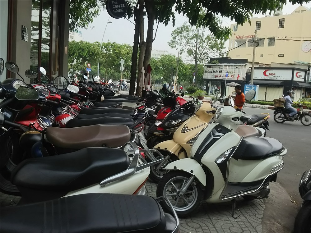 Quán cà phê chiếm vỉa hè đường Hoa Hồng, Q.Phú Nhuận làm bãi giữ xe máy.