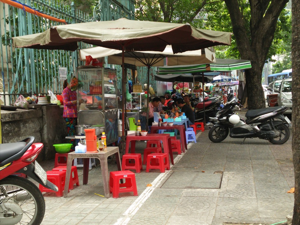 Đường Nguyễn Thái Bình (Q.10), người dân chiếm dụng vỉa hè để mở quán ăn.