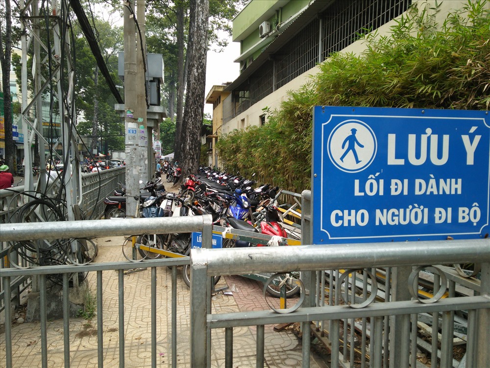 Bảng hướng dẫn lối đi cho người đi bộ trân vìa hè đường Thuận Kiều, Q.5