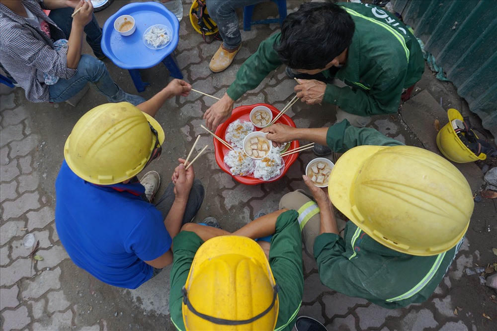 Anh Quang cùng các đồng nghiệp trọ ở khu vực Đình Thôn (Mỹ Đình) lựa chọn khẩu phần sáng là suất bánh cuốn với mấy lát chả. 