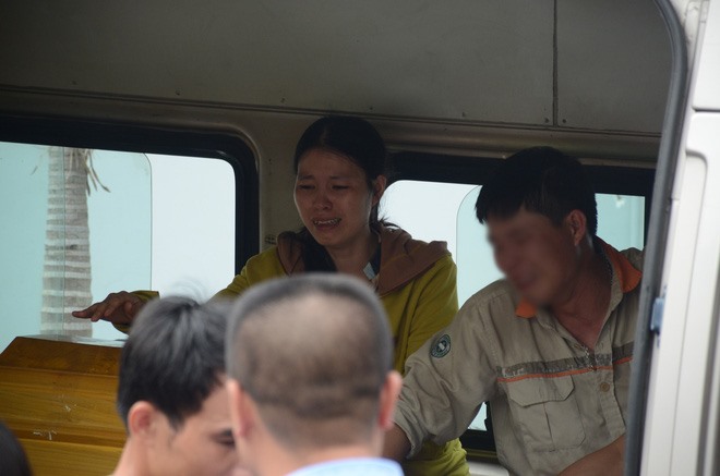 Anh Hoàng cùng người thân khóc ngất trên chiếc xe chở 3 vợ con.