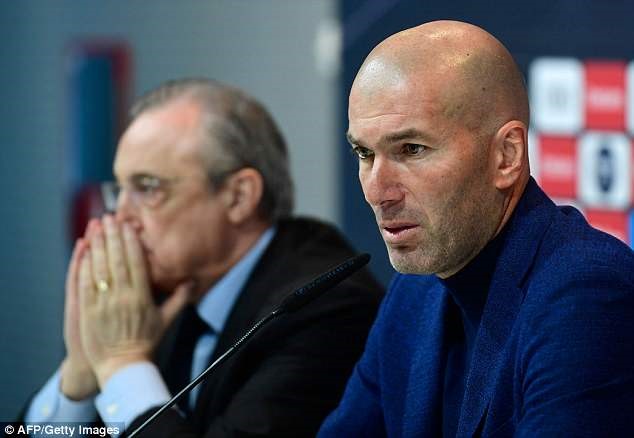 Zidane và ông chủ Perez trong buổi họp báo bất thường. Ảnh: Getty.
