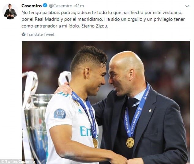 “Tôi không biết nói gì ngoài cảm ơn những điều ông đã làm tại phòng thay đồ này, cho Real Madrid và cho cả Madrid. Thật tự hào và là một đặc ân khi tôi có một HLV từng là thần tượng của mình“, Casemiro. Ảnh: Twitter.
