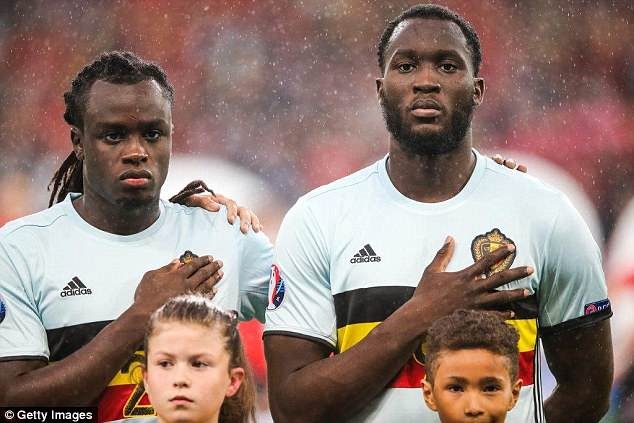 Lukaku (phải) không hiểu vì sao bị các CĐV Bỉ “ghét“. Ảnh: Getty.