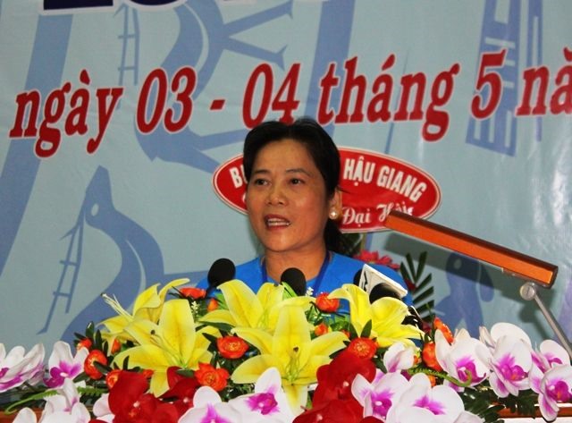 Đồng chí Lê Thị Thanh Lam - Chủ tịch LĐLĐ tỉnh Hậu Giang - trình bày diễn văn bế mạc và kết thúc chương trình đại hội.
