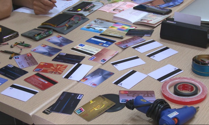 Toàn bộ số thẻ giả và dụng cụ đánh cắp tiền từ cây ATM được Vương Đại Sâm mang vào Việt Nam phạm tội. Ảnh: CAQN