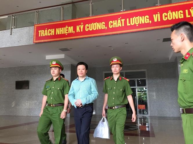 Hà Văn Thắm rời khỏi tòa sau khi nghe tuyên án.