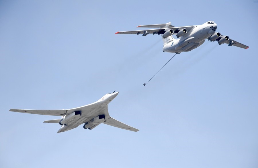Máy bay Il-78 và máy bay ném bom tầm xa Tu-160. Ảnh: Sputnik