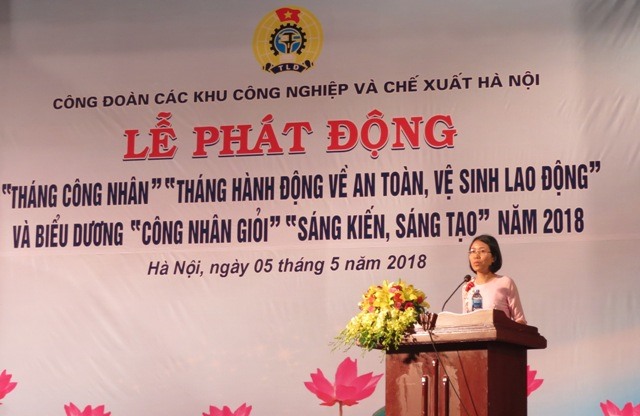 Bà Phạm Thị Bích Hải - Chủ tịch CĐ Cty TNHH TOTO Việt Nam thay mặt các CĐCS phát biểu hưởng ứng. Ảnh: Xuân Trường 