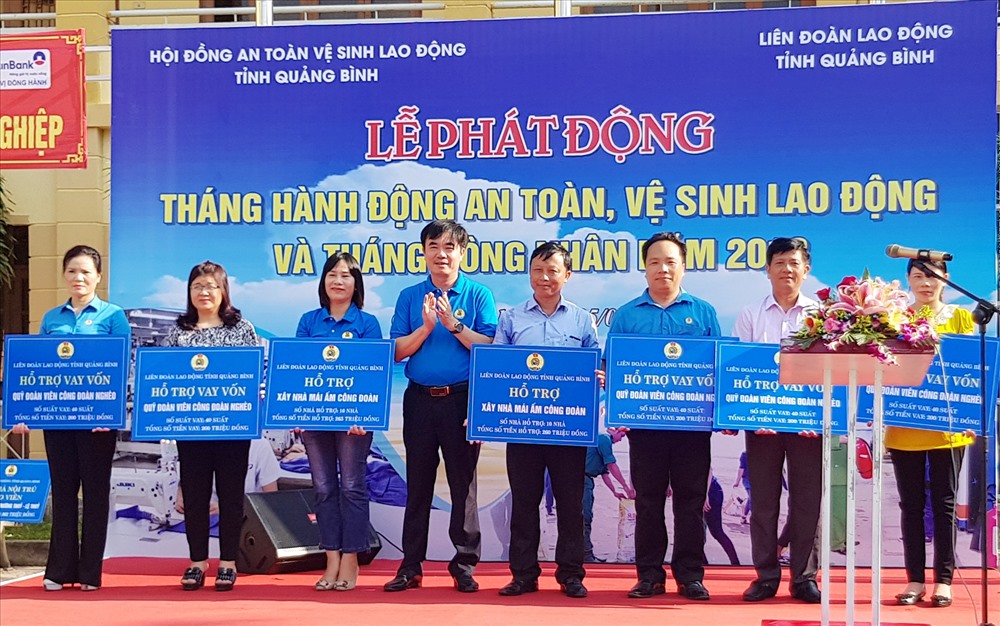 Chủ tịch LĐLĐ Nguyễn Lương Bình trao hỗ trợ vay vốn, hỗ trợ xây nhà mái ấm công đoàn cho NLĐ. Ảnh: Lê Phi Long