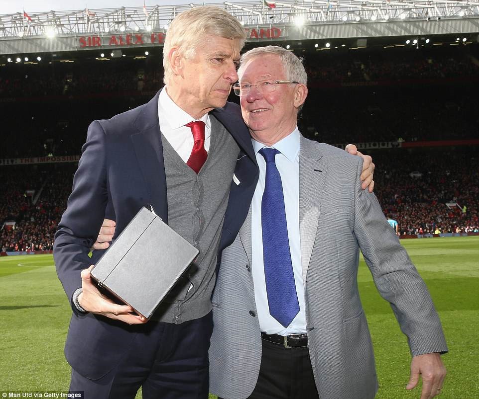 HLV Ferguson (phải) đã tặng quà cho HLV Arsene Wenger (trái) cách đây 1 tuần trên sân Old Trafford. Ảnh: Getty Images.
