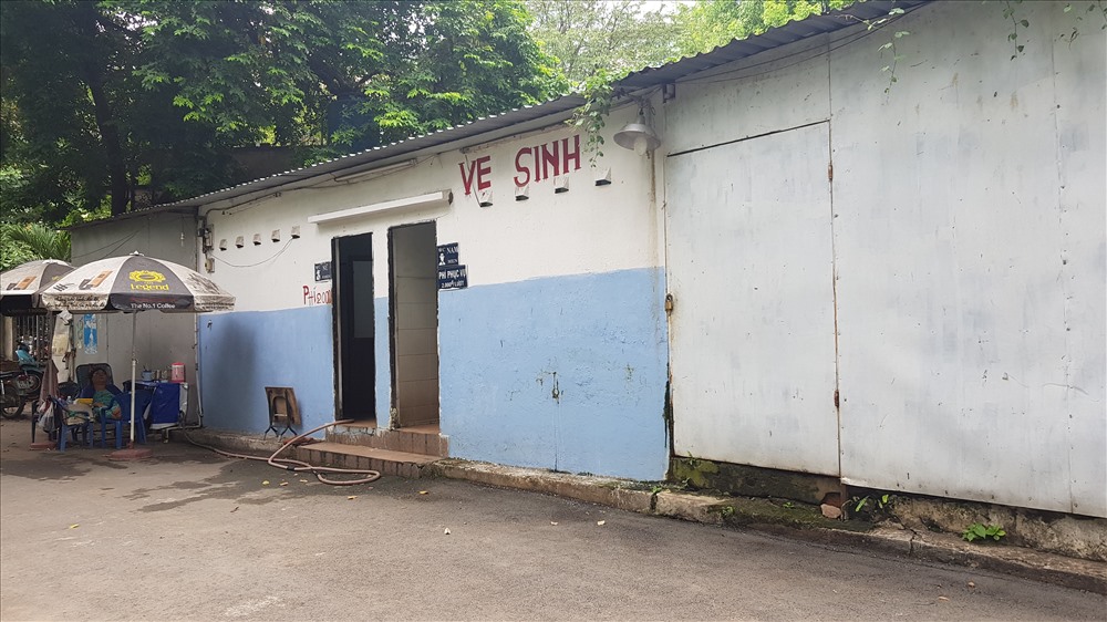 Toát mồ hôi đi tìm nhà vệ sinh công cộng ở Sài Gòn