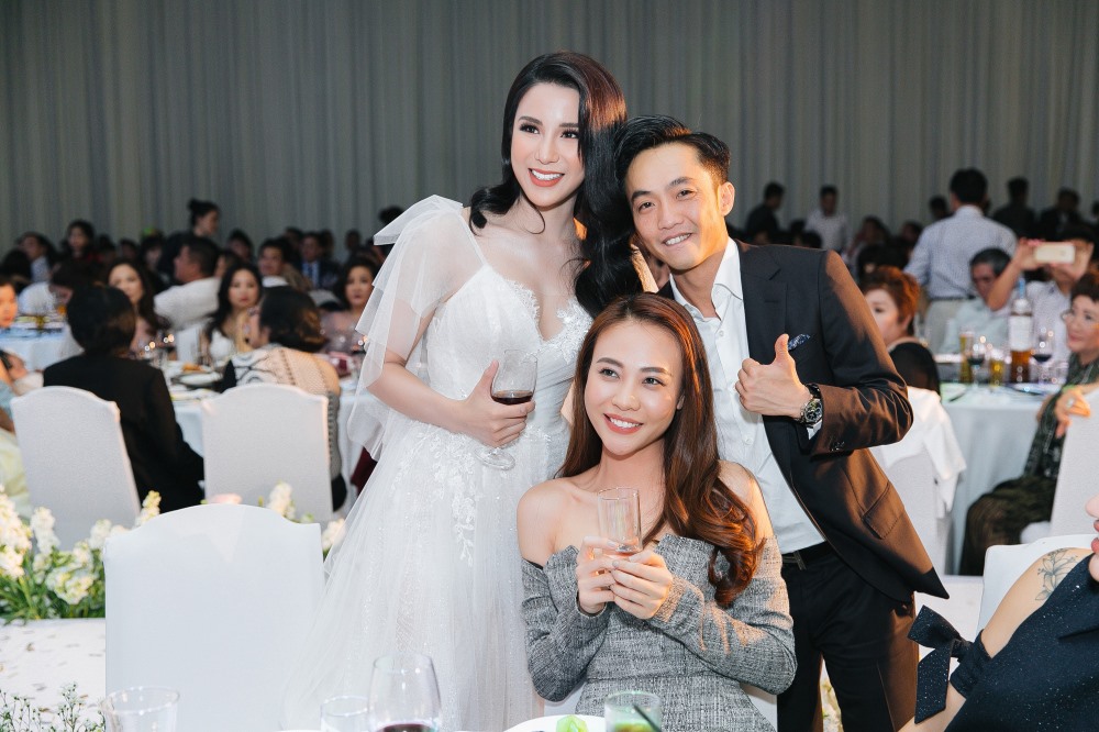 Cặp đôi chụp ảnh thân thiết với cô dâu Diệp Lâm Anh