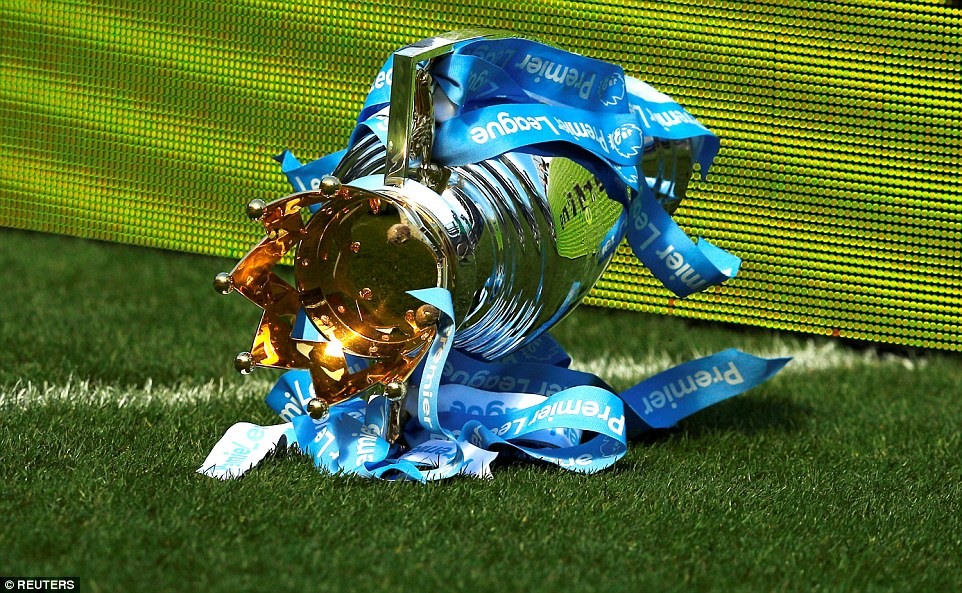 Chiếc cúp đã bị các cầu thủ Man City xô đổ xuống mặt sân Etihad trước khi chính thức được trao. Ảnh: Reuters.