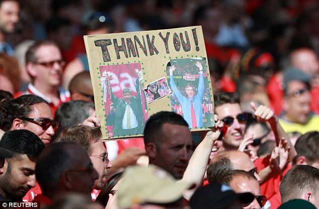CĐV Arsenal đã cảm ơn HLV Wenger theo nhiều cách khác nhau. Ảnh: Reuters.