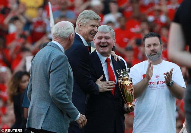HLV Wenger (thứ hai từ trái sang) nhận món quà từ Bob Wilson (trái) và Pat Rice (thứ hai từ phải sang). Ảnh: Reuters.