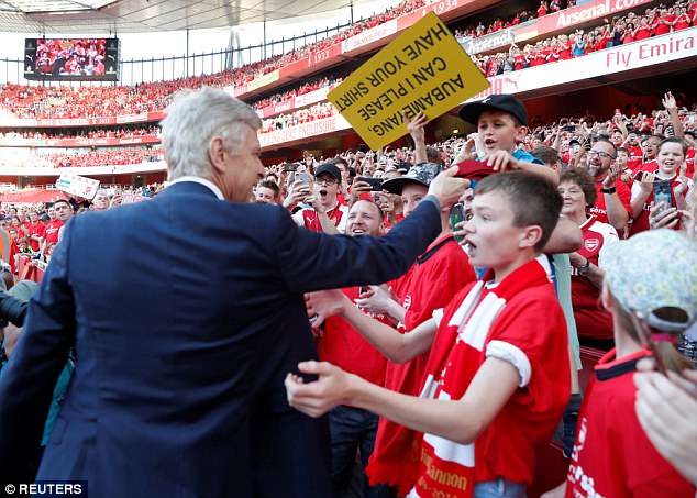 HLV Wenger cùng các cầu thủ Arsenal đã đi vòng quanh sân Emirates để cảm ơn các khán giả. Ảnh: Reuters.