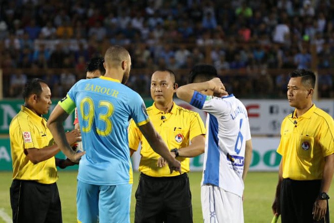 Trọng tài Nguyễn Văn Kiên có nhiều quyết định khiến trận đấu bị cắt vụn khi các cầu thủ phản ứng quá nhiều. 