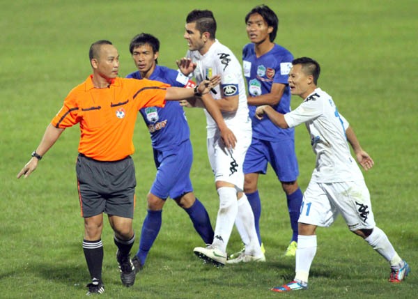 Trọng tài Nguyễn Văn Kiên không ít lần gặp những sự cố trên sân cỏ và bị phản ứng dữ dội.