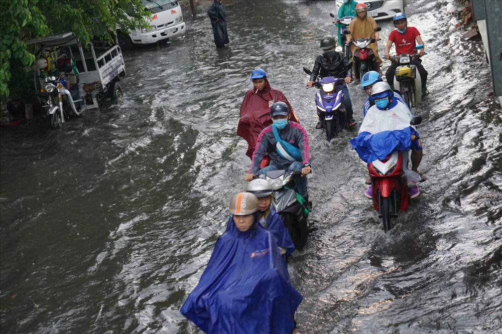Nước ngập lênh láng đường Nguyễn Hữu Cảnh.