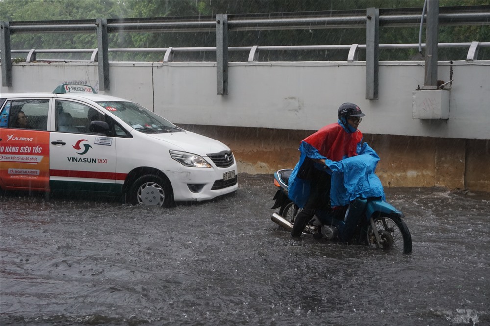 Xe chết máy khi vượt qua đoạn đường ngập nước dưới chân cầu vượt Nguyễn Hữu Cảnh.