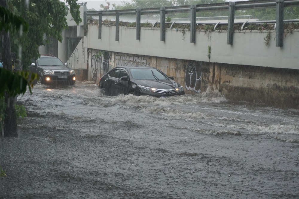Đường Nguyễn Hữu Cảnh (Q.Bình Thạnh) đoạn dưới chân cầu vượt Nguyễn Hữu Cảnh ngập hơn nửa bánh xe máy chỉ sau 15 phút mưa lớn.