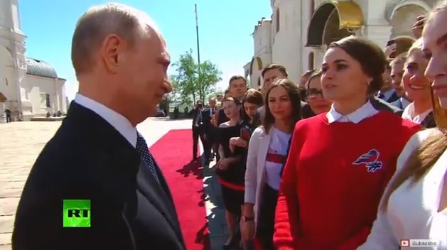 Ông Putin trò chuyện với mọi người bên ngoài cung điện sau lễ nhâm chức. Ảnh: RT