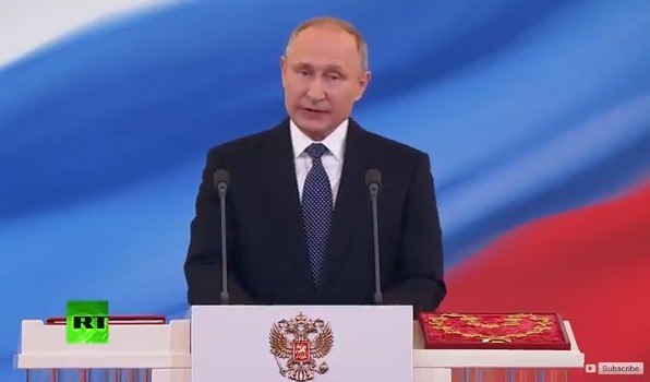 Khoảng 16 giờ (giờ Việt Nam), ông Putin đã chính thức đọc lời tuyên thệ nhậm chức Tổng thống nhiệm kì thứ 4