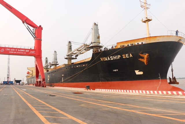 Tàu VINASHIP SEA, trọng tải 30.000 tấn, cập Cảng Quốc tế Long An ngày 31/3/2018.