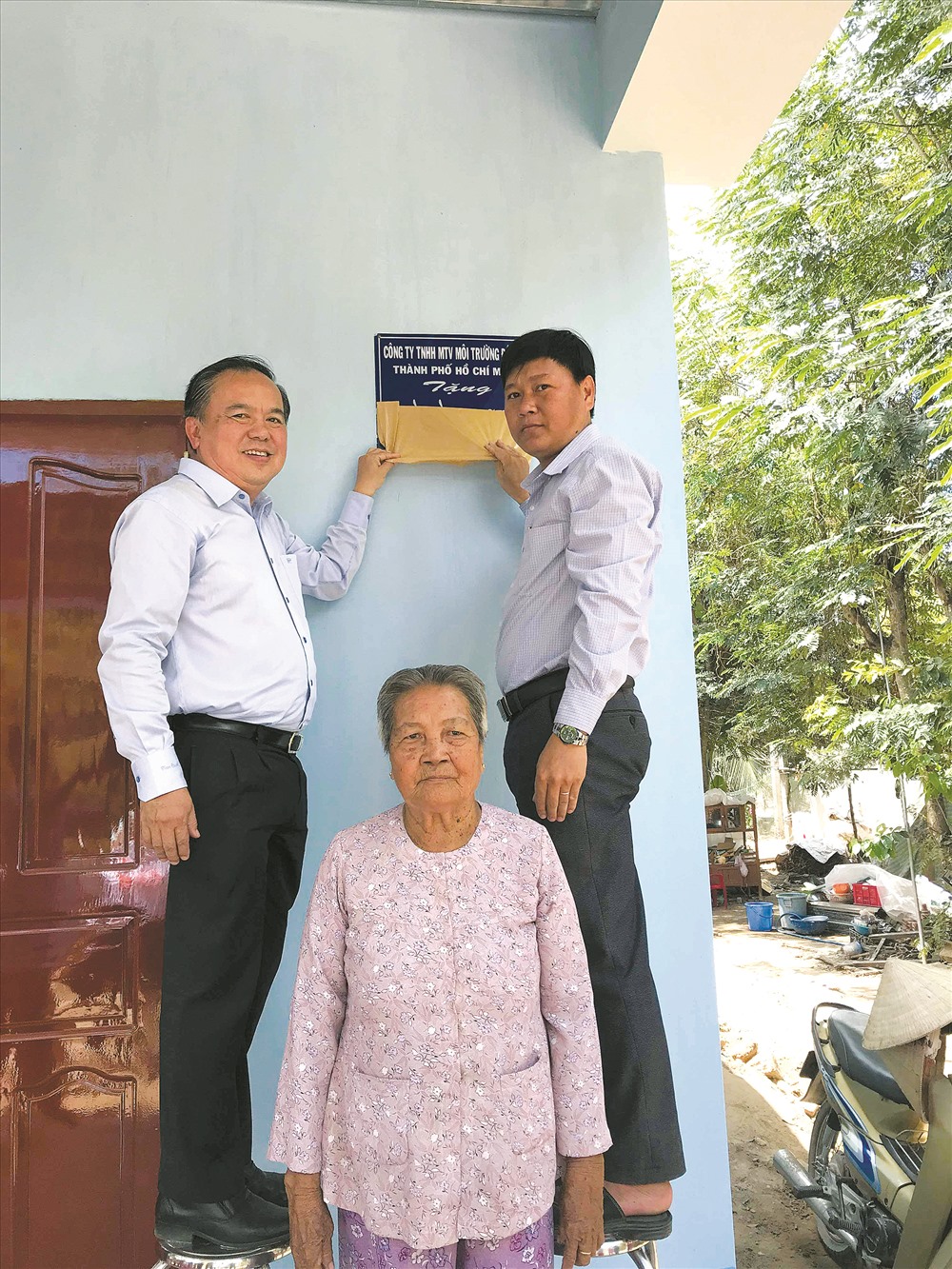 Ông Huỳnh Minh Nhựt - GĐ Cty MTĐT (bía trái), tại lễn bàn giao nhà tình nghĩa cho bà Nguyễn Thị Bảy ở Bến Tre, vào ngày 26.4 vừa qua.  Ảnh: Tô Thương
