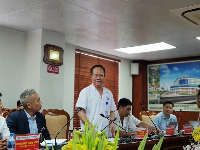 Giám đốc BVĐK Phú Thọ trao đổi với báo chí (Ảnh: T.L)