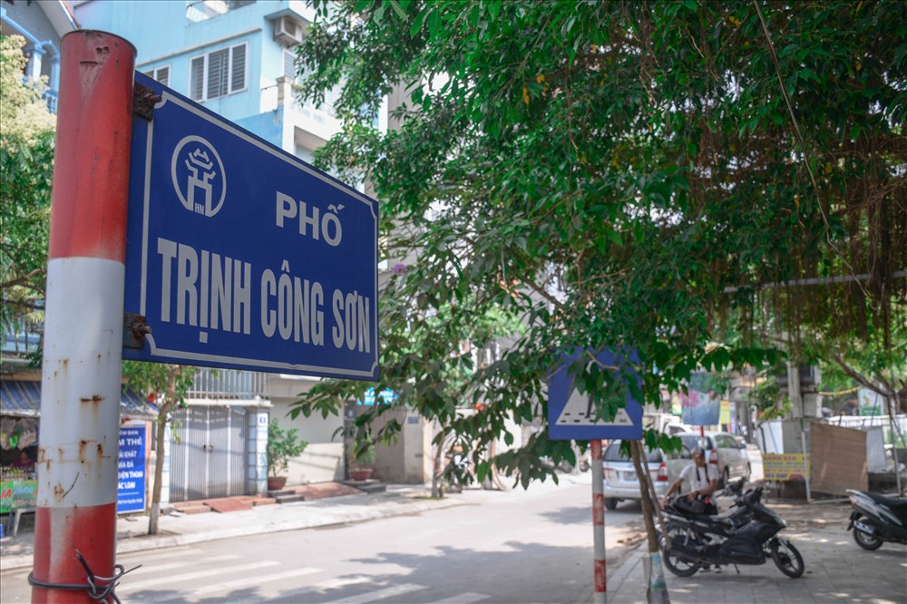 Phố đi bộ Trịnh Công Sơn được đặt ở đoạn đường từ ngã ba ngõ 612 Lạc Long Quân đến giao với dốc ngã ba đê Âu Cơ, cạnh trường THPT Phan Chu Trinh.