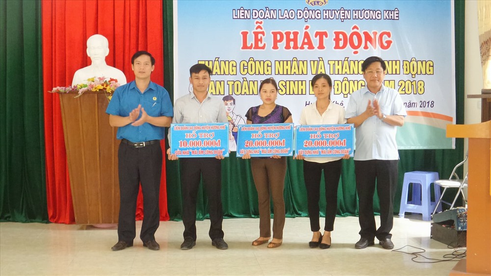 Trao quà hỗ trợ ” mái ấm công đoàn” của LĐ LĐ huyện Hương Khê cho công nhân nghèo (ảnh: P.V)