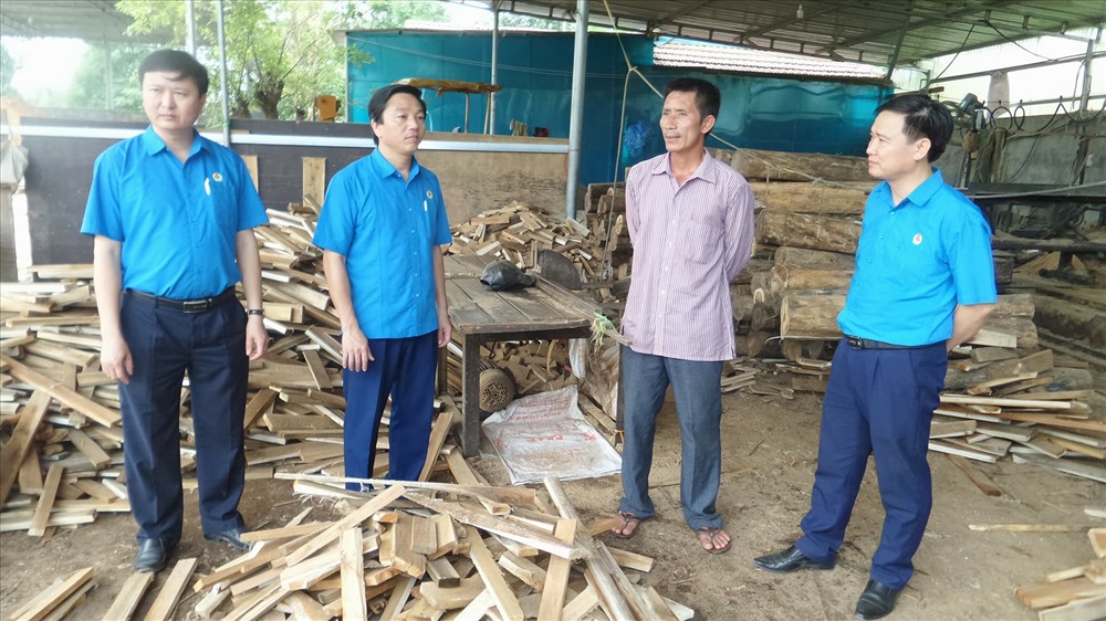 Thăm Công nhân lao động tại xưởng chế biến gỗ, Cty TNHH Hướng Huyền huyện Hương Khê (ảnh: P.V)