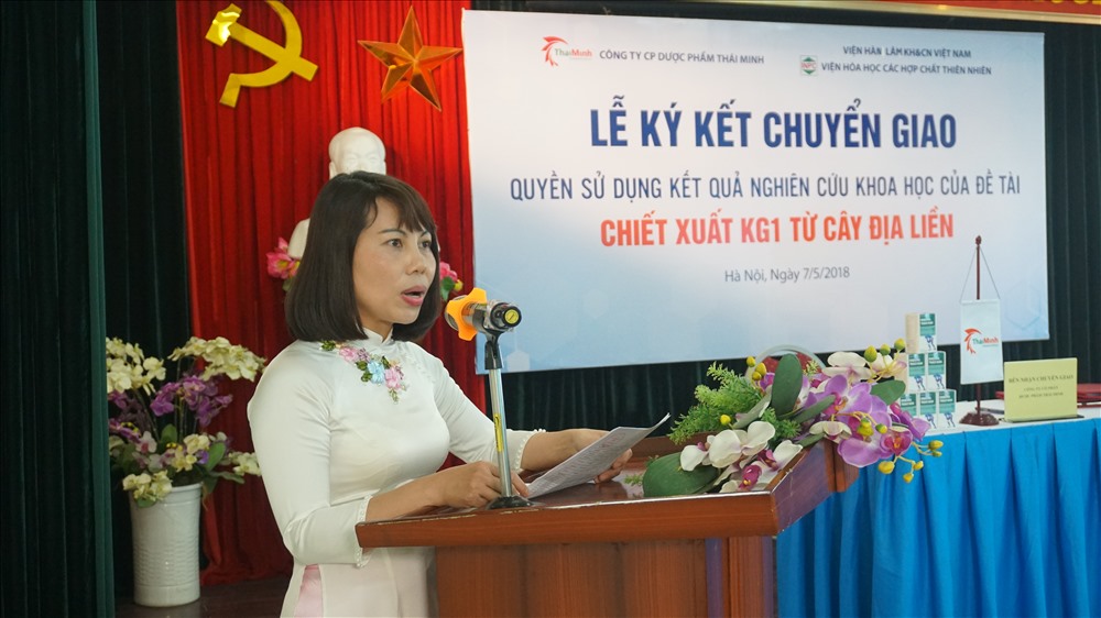 PGS.TS Lê Minh Hà (áo dài trắng) tại lễ chuyển giao kết quả nghiên cứu khoa học
