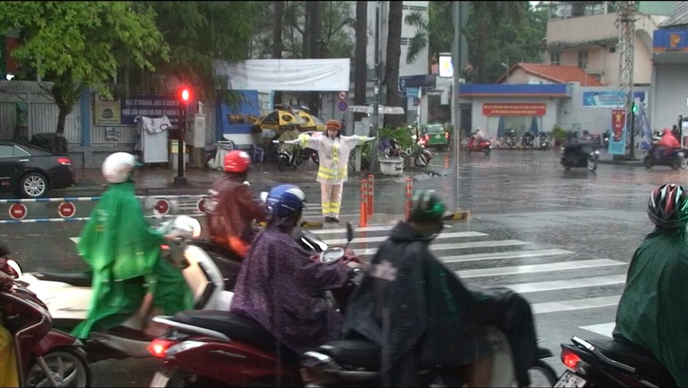 Qua thông tin tìm hiểu, hai nữ CSGT này điều tiết giao thông tại giao lộ Nguyễn Thái Học - Trần Hưng Đạo (quận 1, TPHCM). 