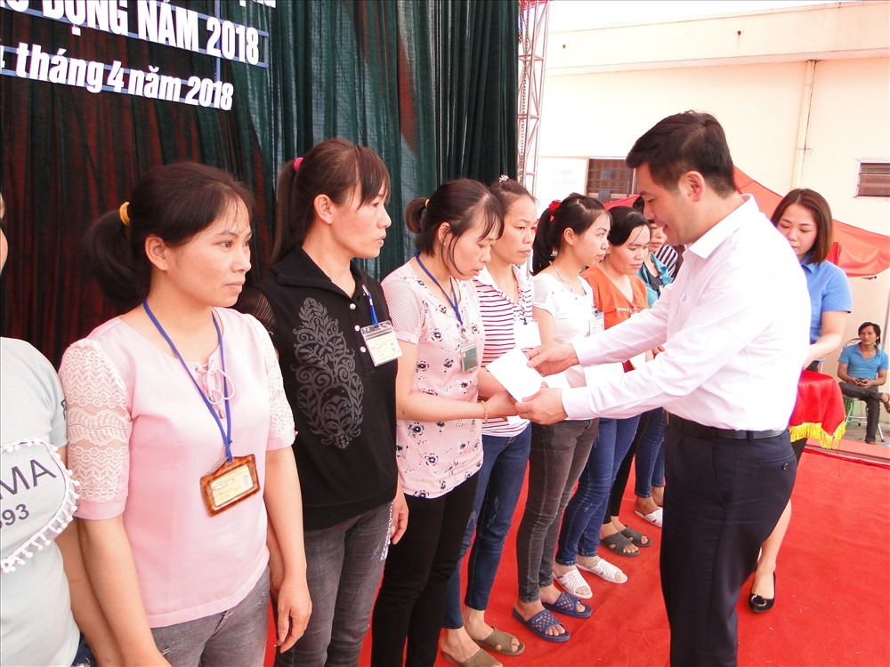 Đồng chí  Nguyễn Hồng Diên  trao quà cho công nhân lao động. Ảnh: Bá Mạnh