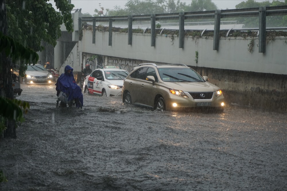 Đường Nguyễn Hữu cảnh vẫn ngập sâu dù có “siêu máy bơm” trong cơn mưa chiều 7.5.