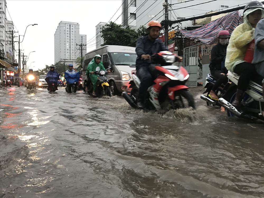 Ngập kéo dài như sông trên đường Nguyễn Xí.