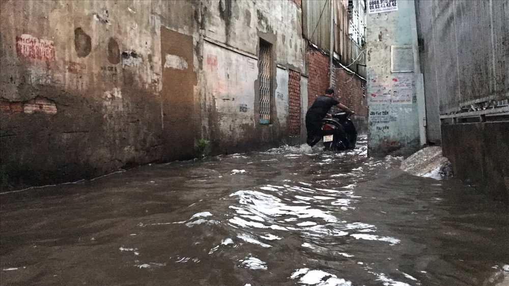Nhiều con hẻm xung quanh đường Nguyễn Xí bị ngập sâu.