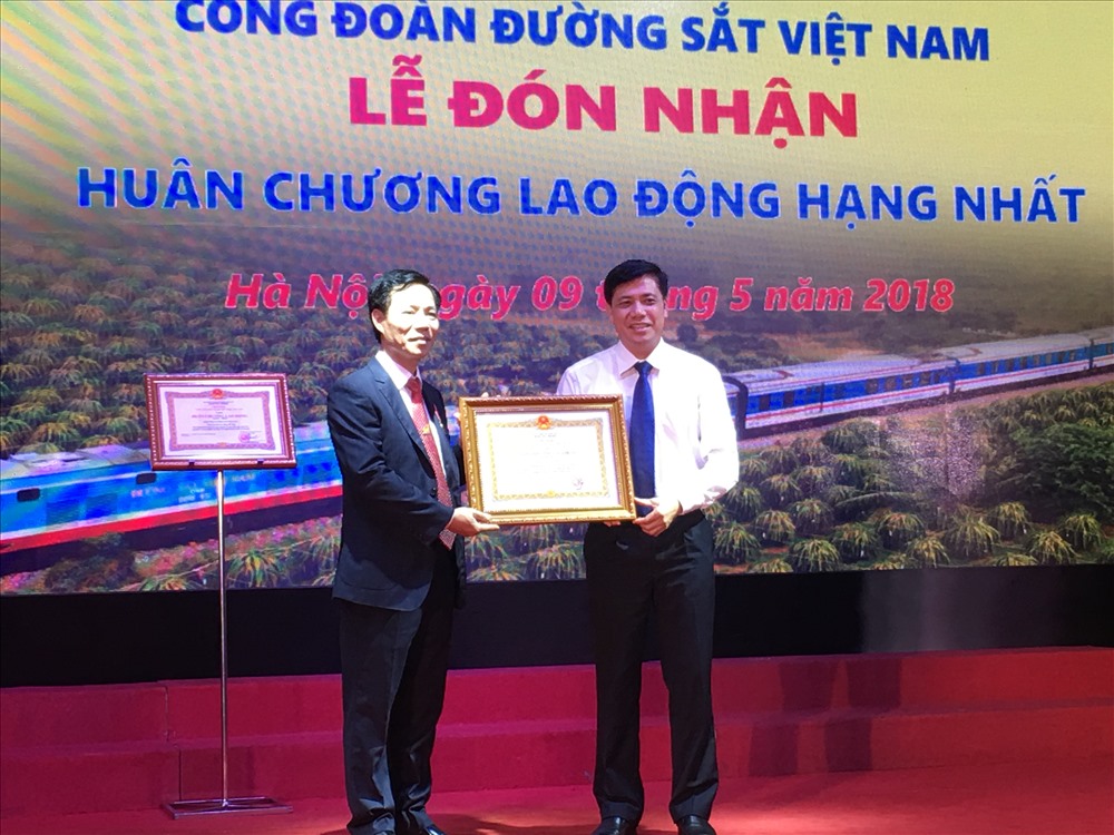 Đồng chí Nguyễn Ngọc Đông - Thứ trưởng Bộ GTVT trao Huân chương Lao Động hạng Ba cho đồng chí Mai Thành Phương (bên trái ảnh)