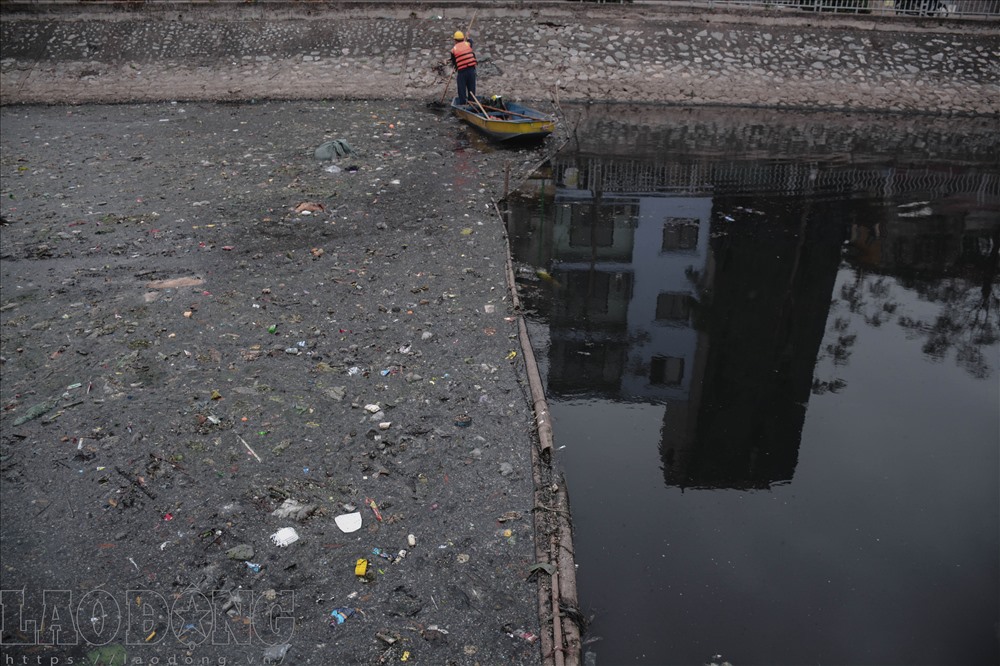 Hạ lưu sông Tô Lịch, những đoạn công nhân môi trường ngăn cách khu vực để vệ sinh, rác trôi về phủ kín lòng sông.