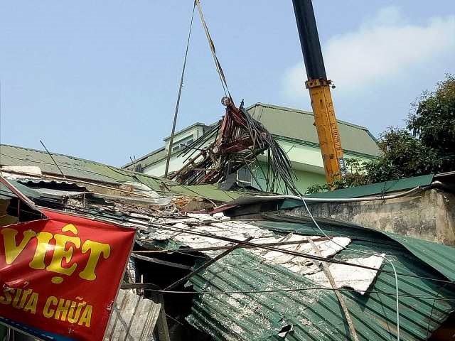 Cột sóng đổ đã đè bẹp nhà dân ở thị trấn huyện Thường Xuân. Ảnh: HT